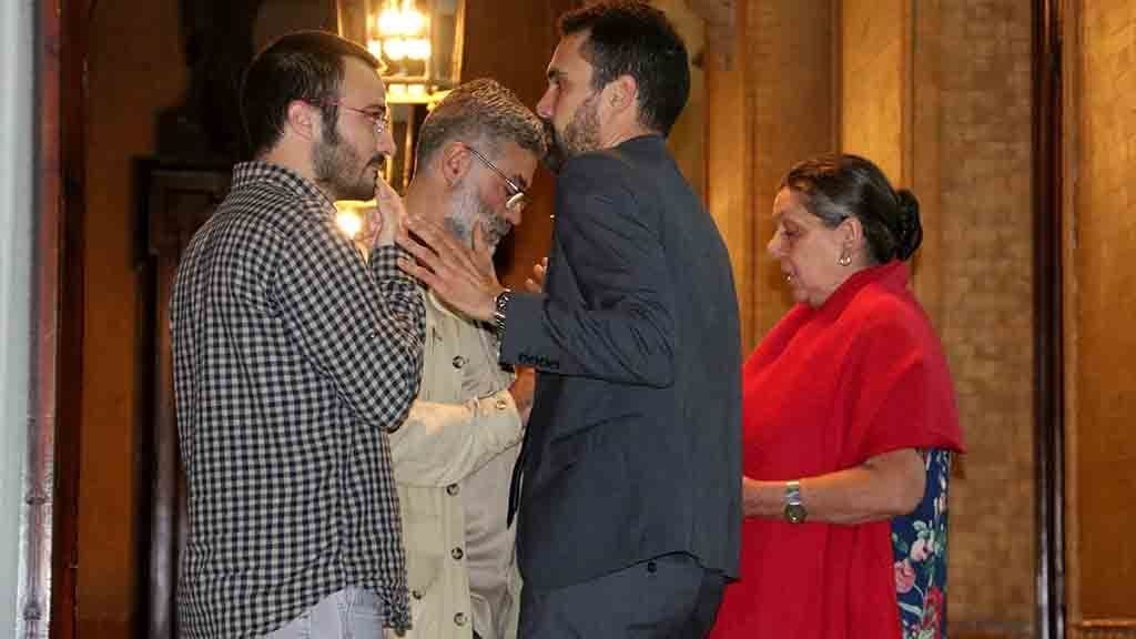 JxSí i la CUP porten la declaració d’independència al ple del Parlament i sotmeten a votació els seus efectes Els diputats de la CUP Albert Botran, Carles Riera i Gabriela Serra, amb el portaveu adjunt de Junts pel Sí, Roger Torrent, al Parlament / ACN