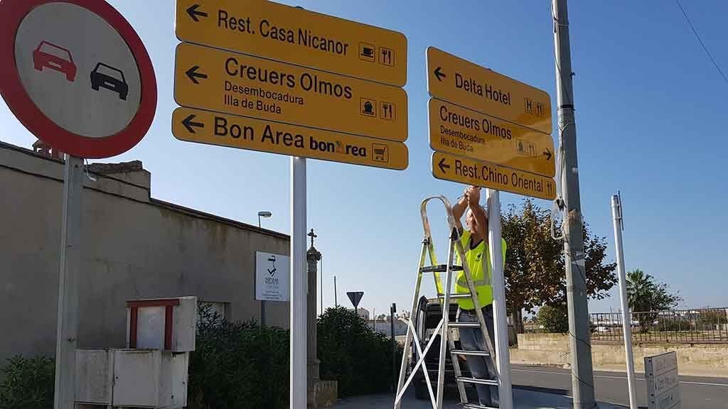 Deltebre renova la senyalització comercial del municipi