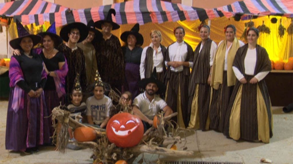 Amposta va aprendre a fer panellets i carabasses amb una festa que va fusionar Castanyada i Halloween