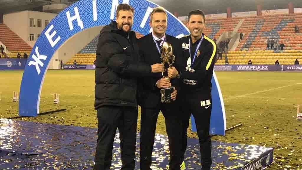 El tècnic tortosí, Carlos Alós (al centre) amb la copa de campió / Cedida