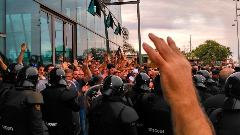 La Guàrdia Civil irromp amb violència al Pavelló Firal de la Ràpita i deixa mig centenar de ferits