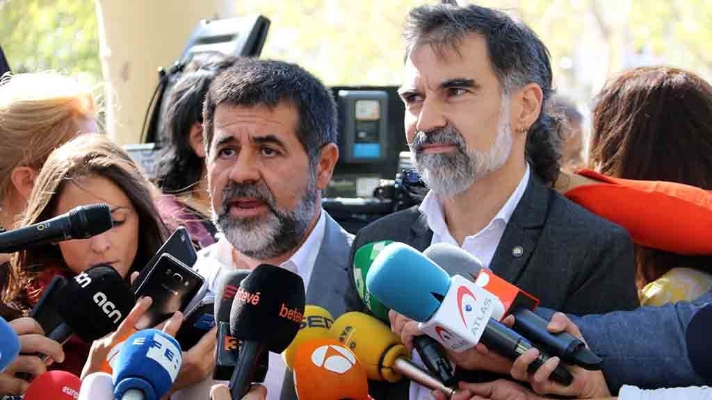 Sànchez i Cuixart atenent als mitjans després de declarar a l'Audiència Nacional / ACN