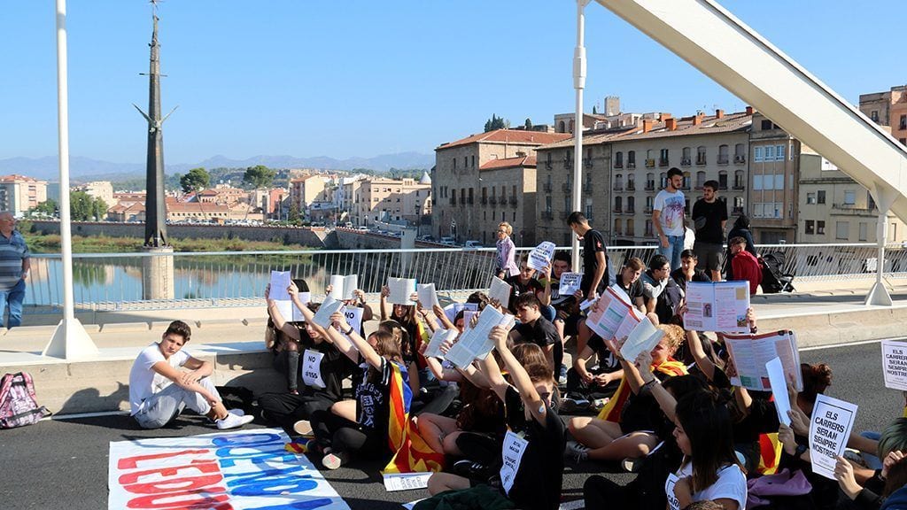Els estudiants buiden les aules en contra del 155 i a favor de la República