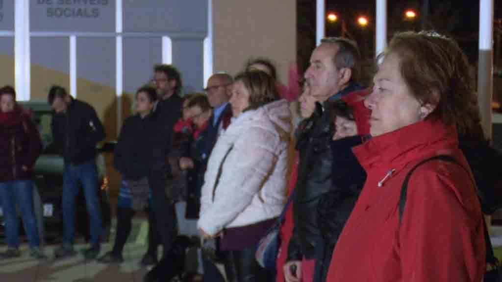 Deltebre commemora dia violència envers les dones amb una cadena humana i la Caputxeta Vermella