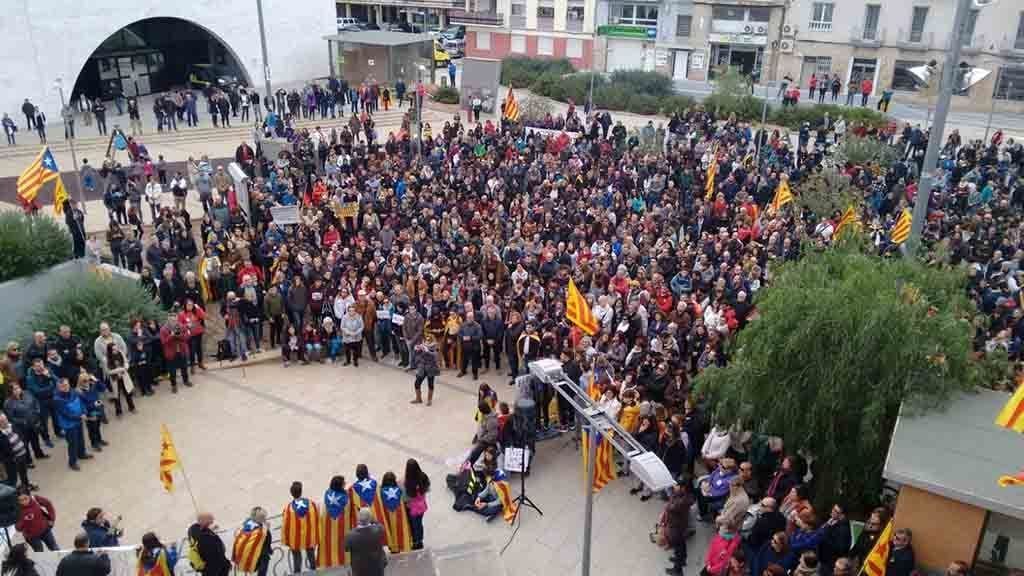 Milers de persones es manifesten a l’Ebre reclamant la llibertat dels presos polítics