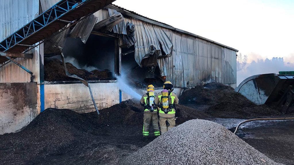 El vent aviva un incendi a la cooperativa d’oli de Santa Bàrbara en plena collita