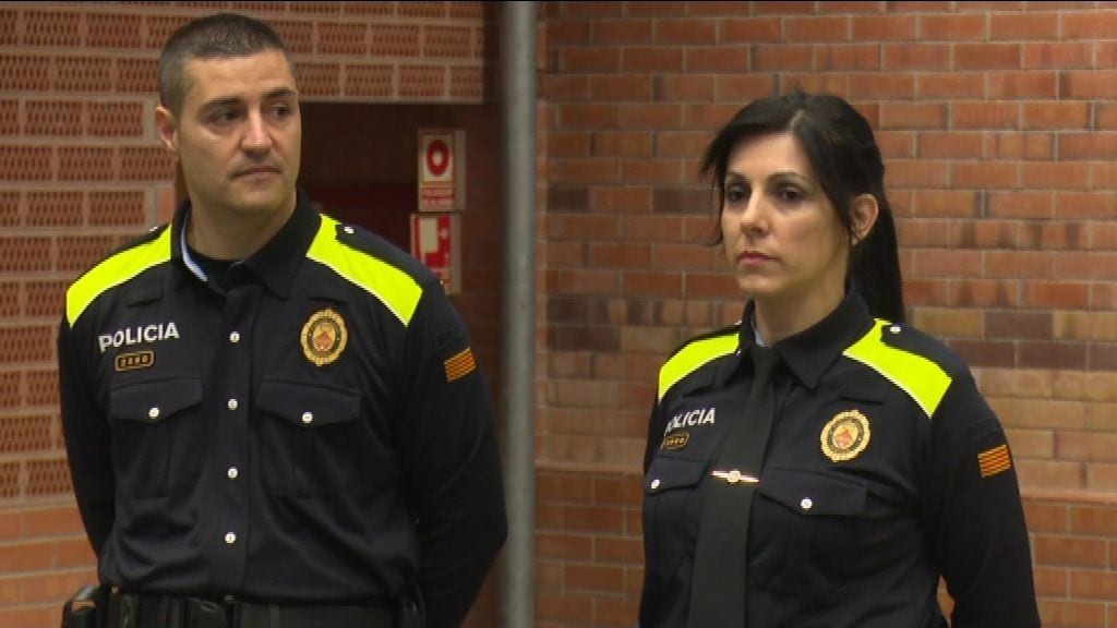 La Policia Local d’Amposta estrena uniforme, moto elèctrica i unitat canina