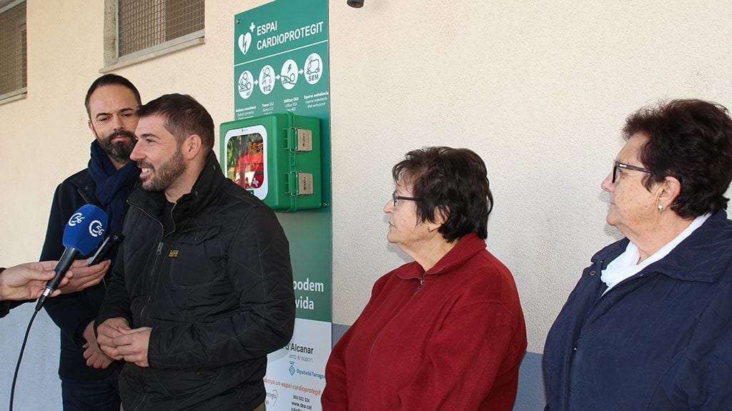 Alcanar formarà als seus veïns per utilitzar els nous desfibril·ladors de carrer