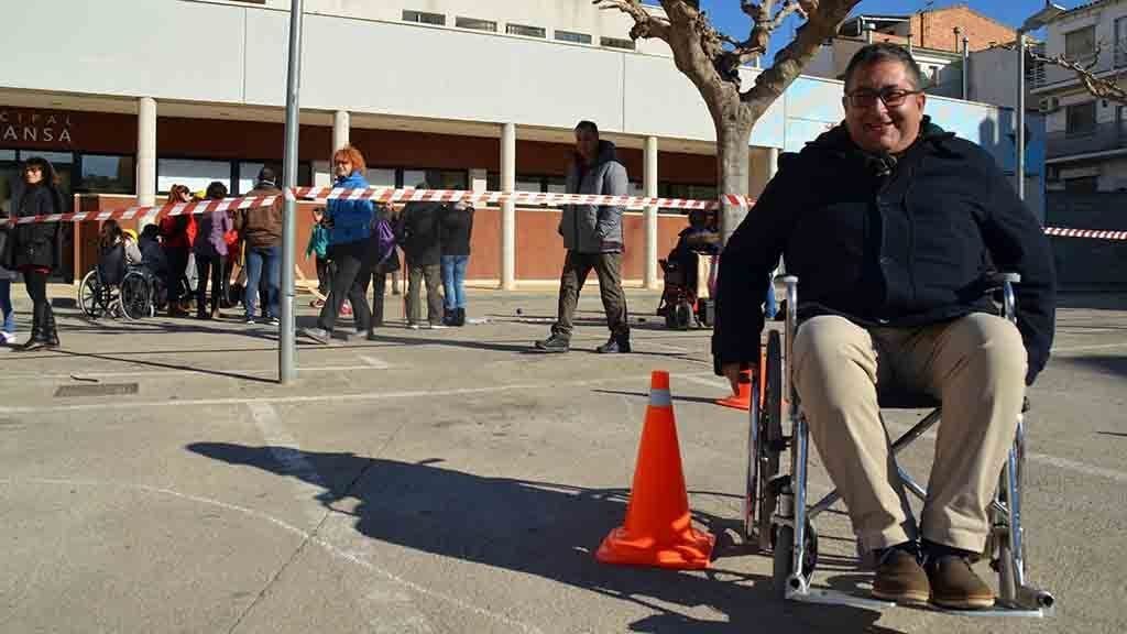 L'alcalde, Joan Piñol, fent el cIrcuit en cadira de rodes / Cedida