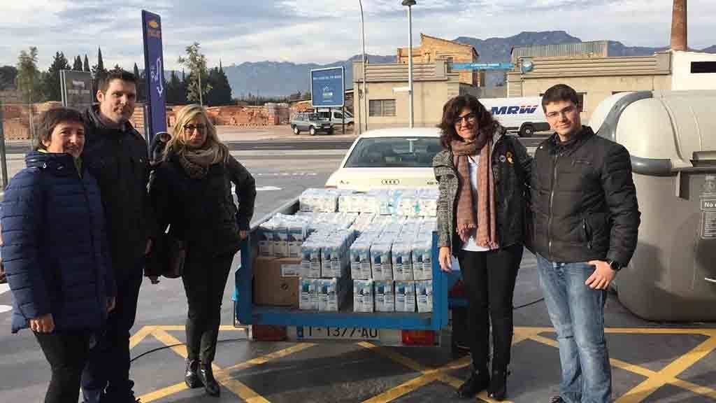 Lliuren 500 litres de llet i oli al Banc dels Aliments per pal·liar la fam durant els dies de Nadal