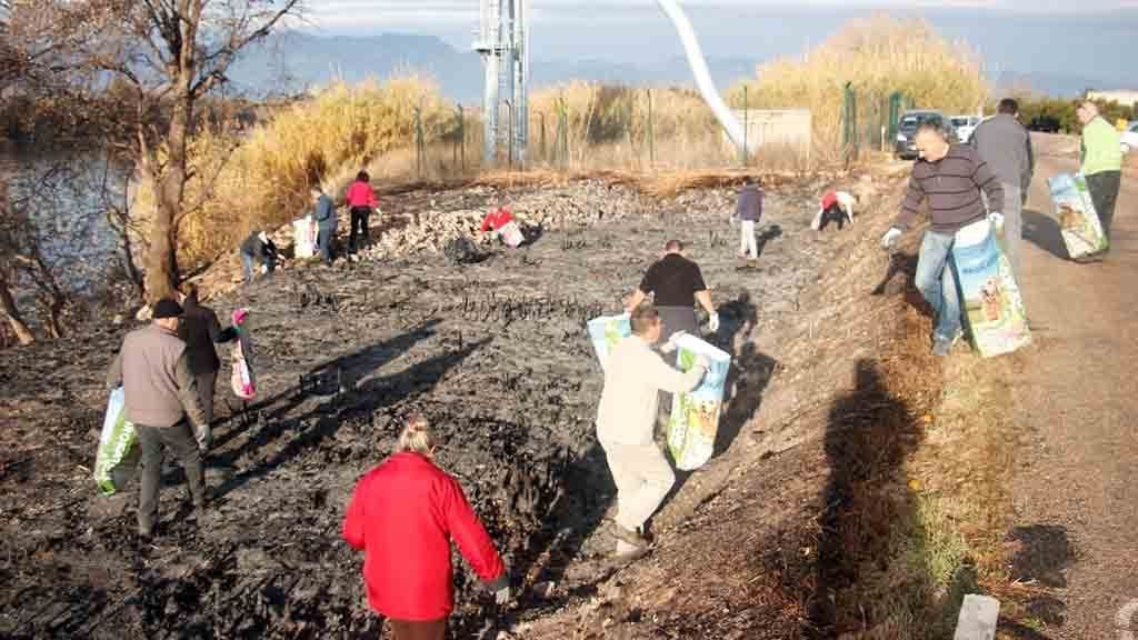 Els veïns de Campredó recullen quatre tones de brossa al bosc de ribera