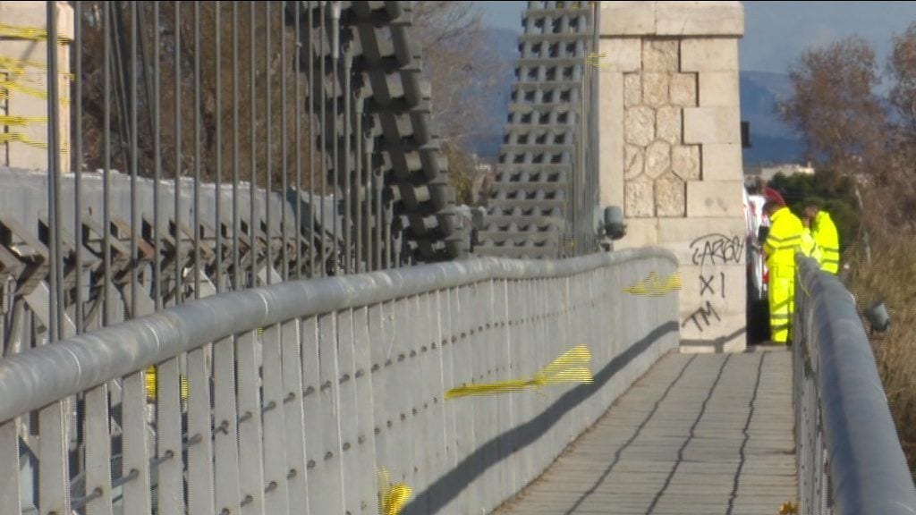 Retiren els llaços grocs del Pont Penjat d’Amposta