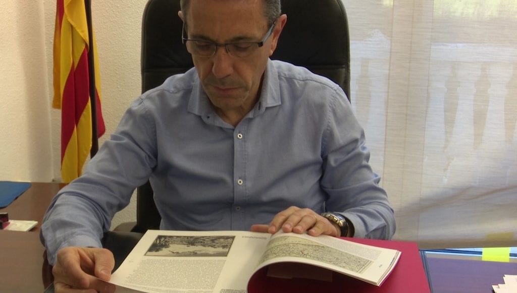 Francesc Moliné fullekant el llibre