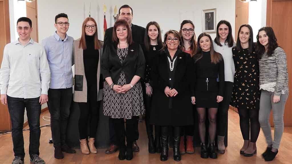 L’Ajuntament d’Ascó lliura un xec fi de grau a 13 joves del municipi