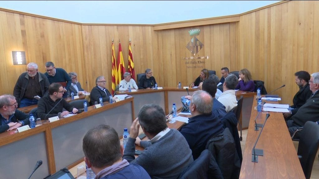 El PSC abandona el ple del Consell del Baix Ebre com a protesta per la seua ubicació