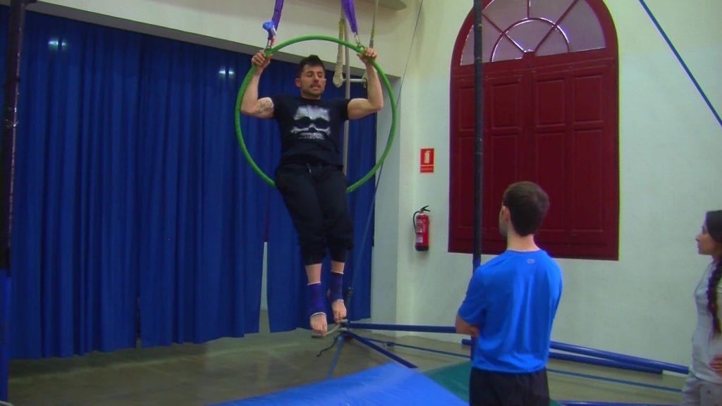 Cercles, trapezzis i cordes, protagonistes d’un monogràfic de l’escola de circ d’Amposta