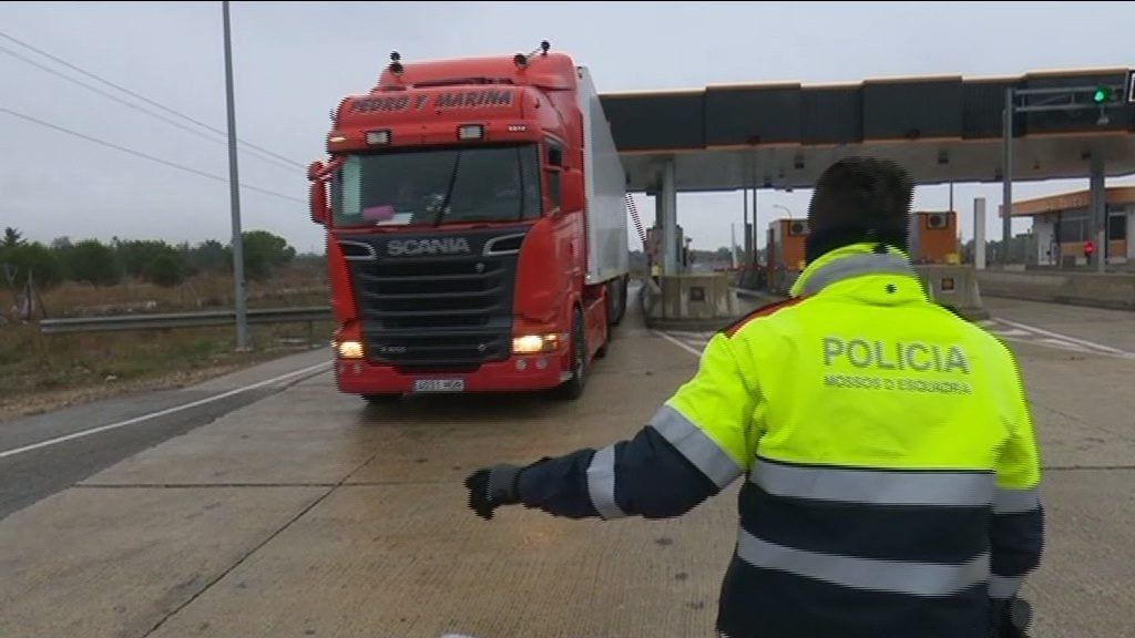 S’amunteguen més de 200 camions a la sortida de l’AP-7 per les mesures del pla NEUCAT