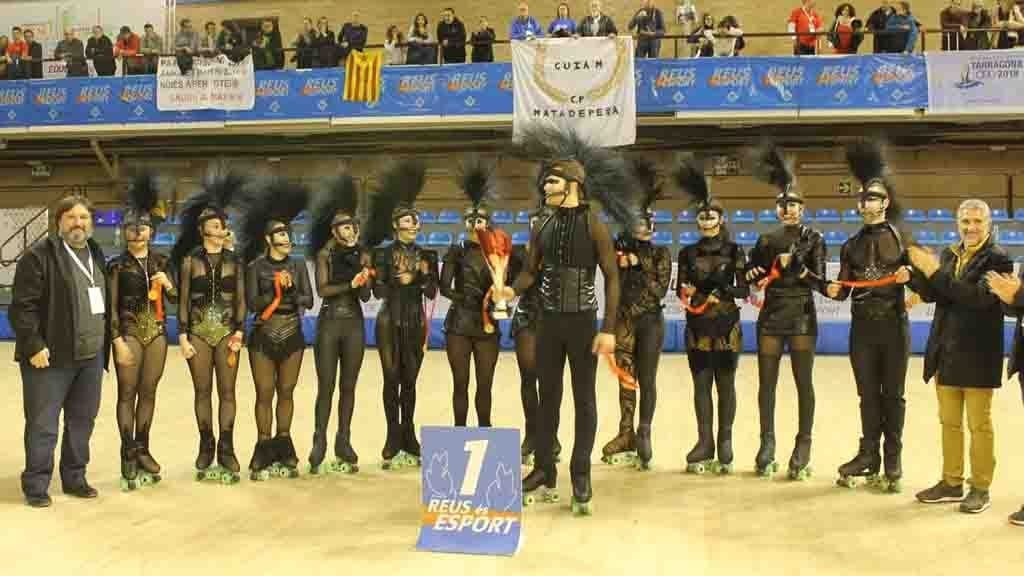 El CP l'Aldea recollint el trofeu de campió / fcpatinatge.cat/