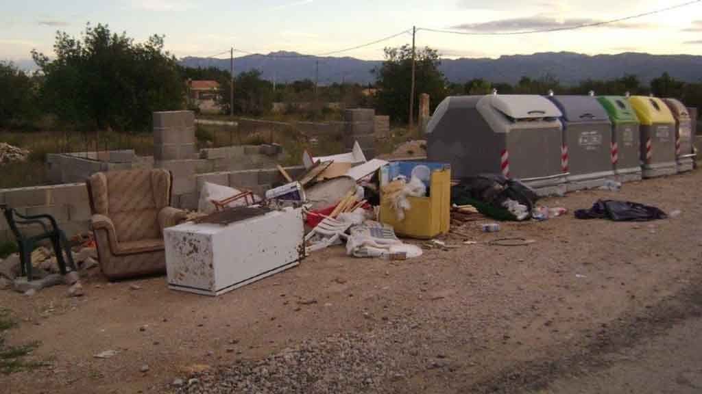 Roquetes instal·larà càmeres de vigilància en illes de contenidors per evitar abocaments indeguts Abocaments vora contenidors / Roquetes Comunicació