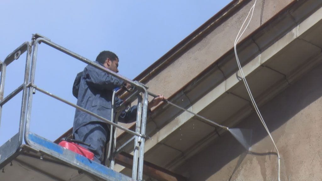 Arranca la neteja i pintura de les façanes de la plaça de l’Ajuntament de Tortosa