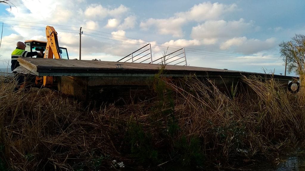 Deltebre ‘pesca’ l’embarcador de Tortosa arrencat per la força de la riuada