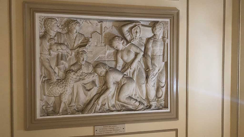 Una còpia en bronze del mural de l’ajuntament d’Amposta per homenatjar l’escultor Soriano-Montagut