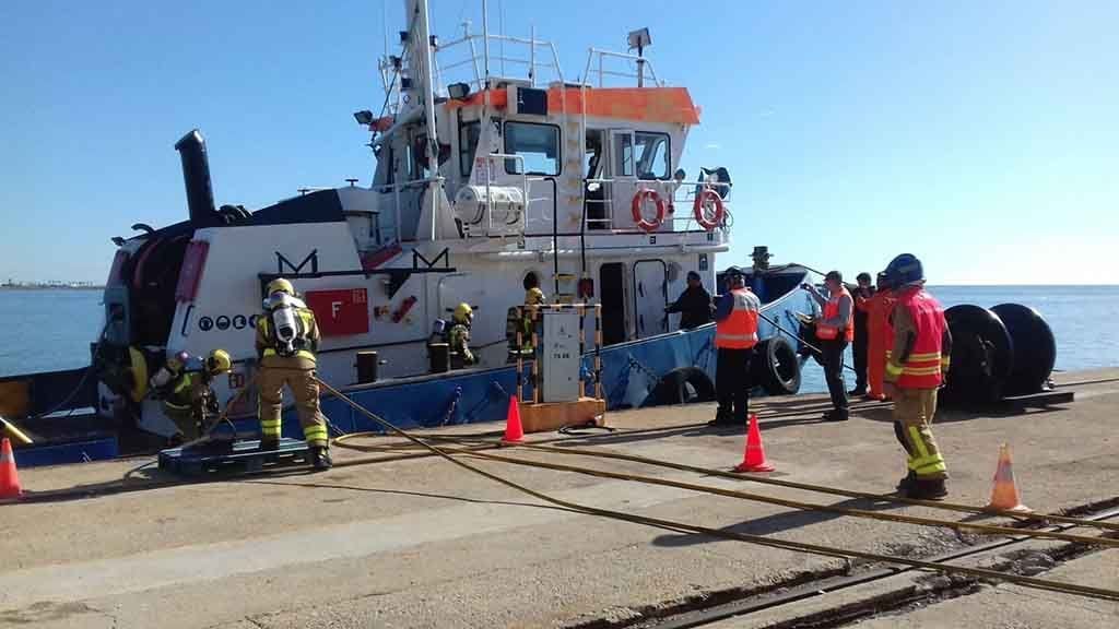 Realitzen un simulacre d’incendi en un vaixell al moll comercial de la Ràpita