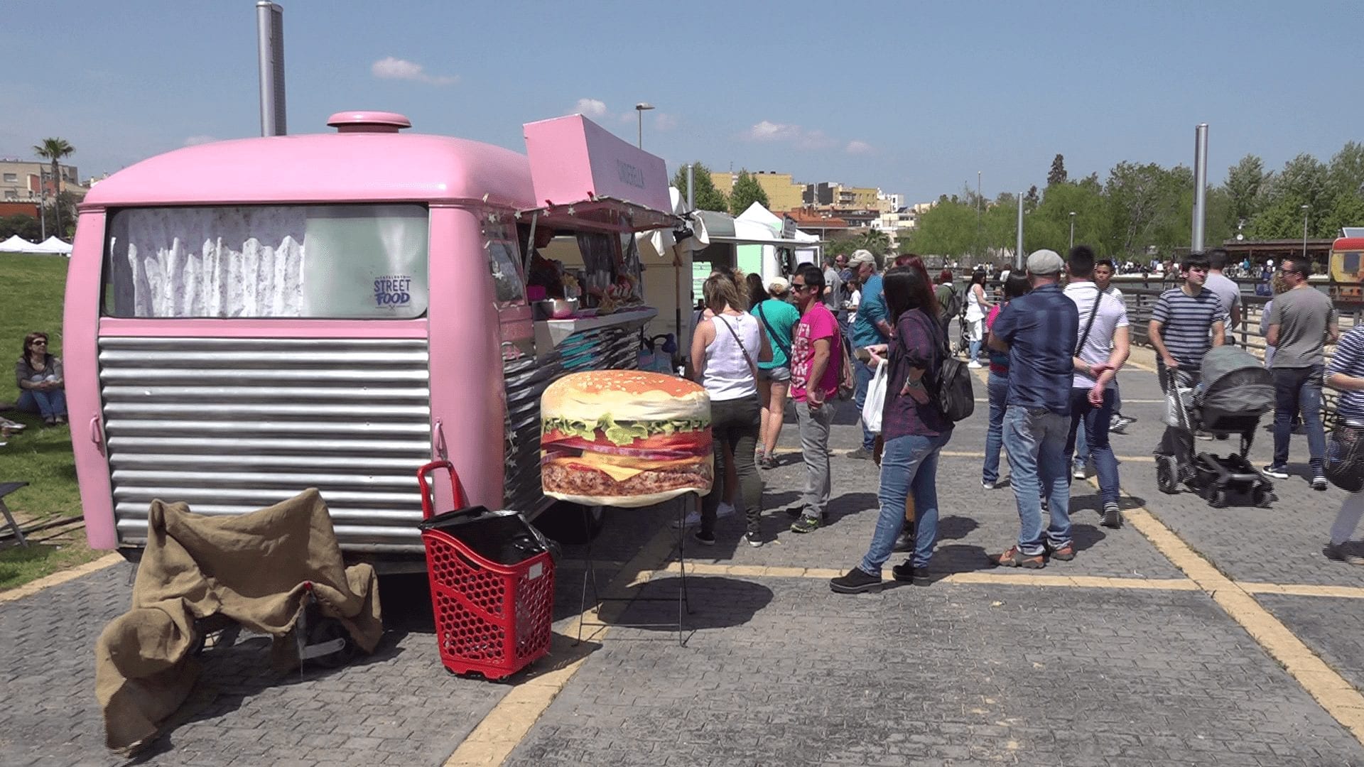 Milers de persones passen pel tercer festival Food Trucks a Amposta