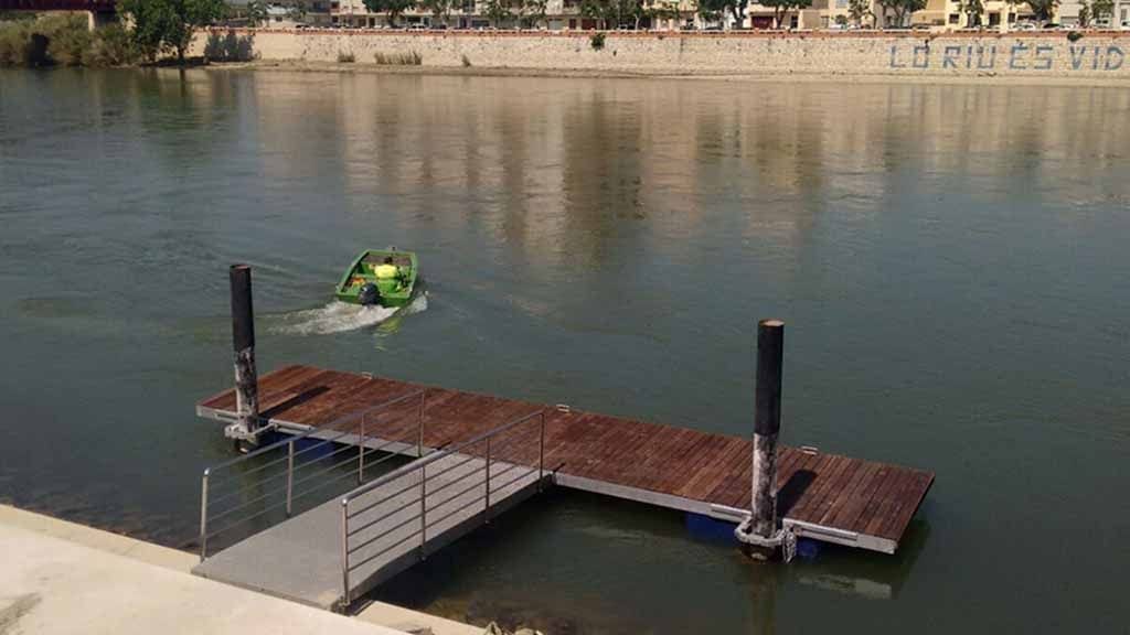 L’embarcador de Tortosa que es va endur la riuada ja està reparat i instal·lat a la zona del Mercat