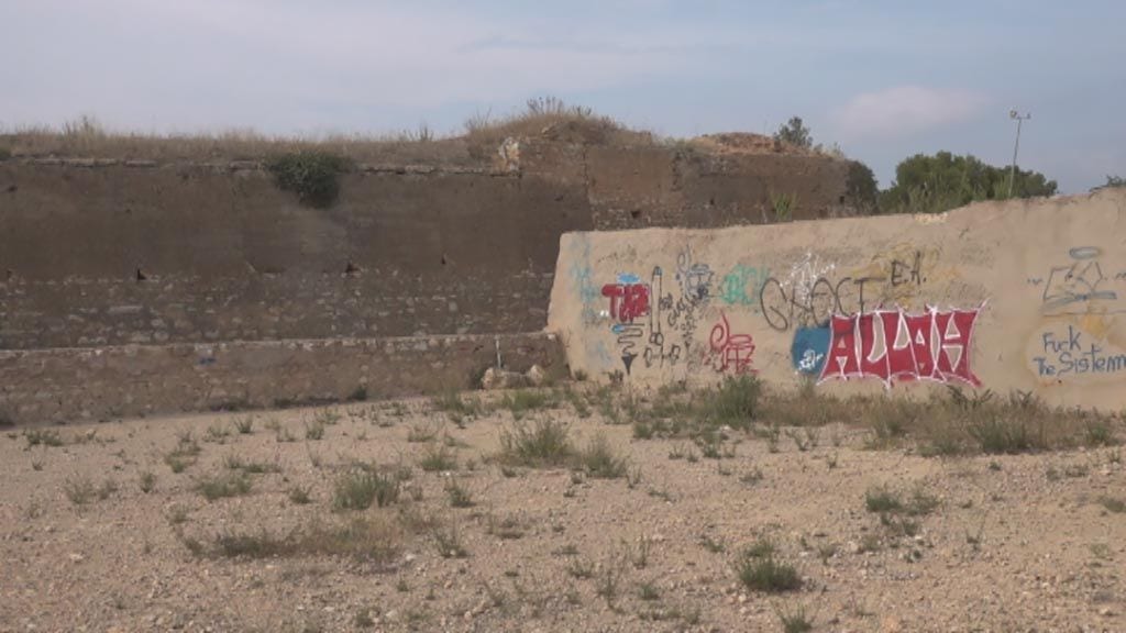 La Policia Local de Tortosa investiga unes pintades al fortí d’Orleans i desperfectes al pont de l’Estat