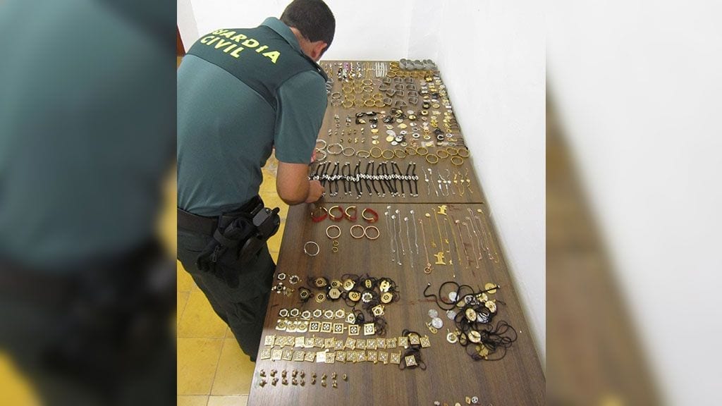 Decomissen 400 articles de joieria i bijuteria falsificats del mercadet de la Ràpita