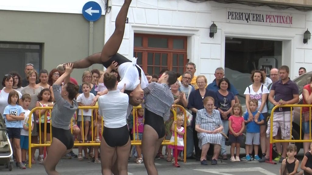 El Club Rítmica la Sénia ofereix un espectacle al carrer