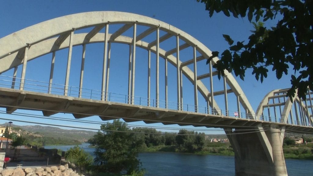 Una simulació de l’antic pont de ferro que unia les dos Mores unirà l’Illa de Saurí i el Passeig del Pont
