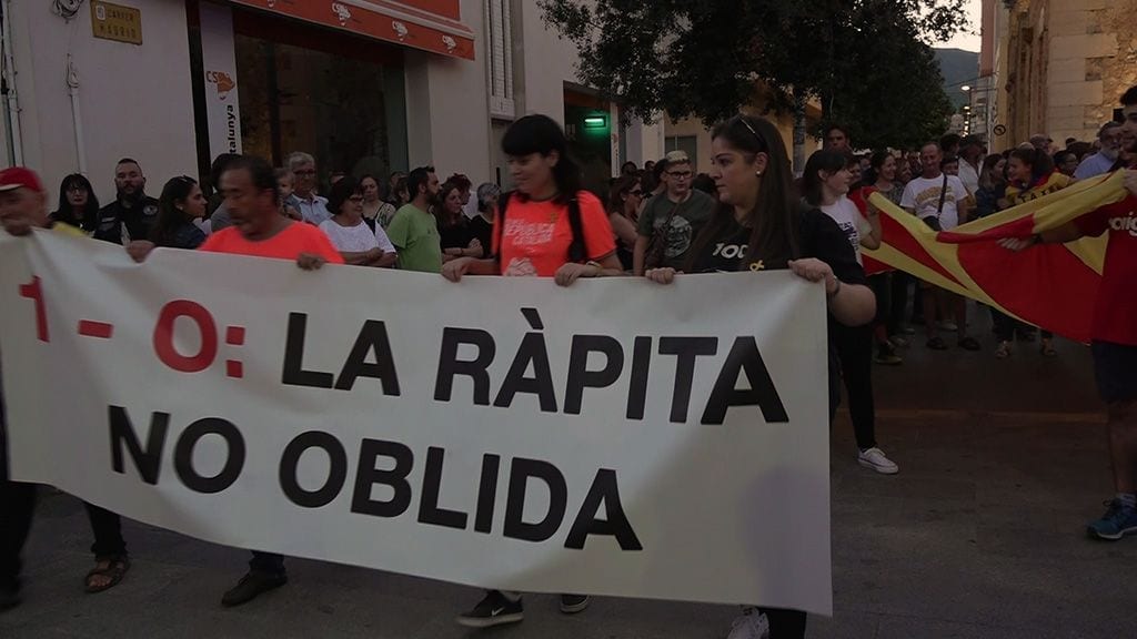 Els rapitencs marxen sota el crit: «1 d’octubre, la Ràpita no oblida»