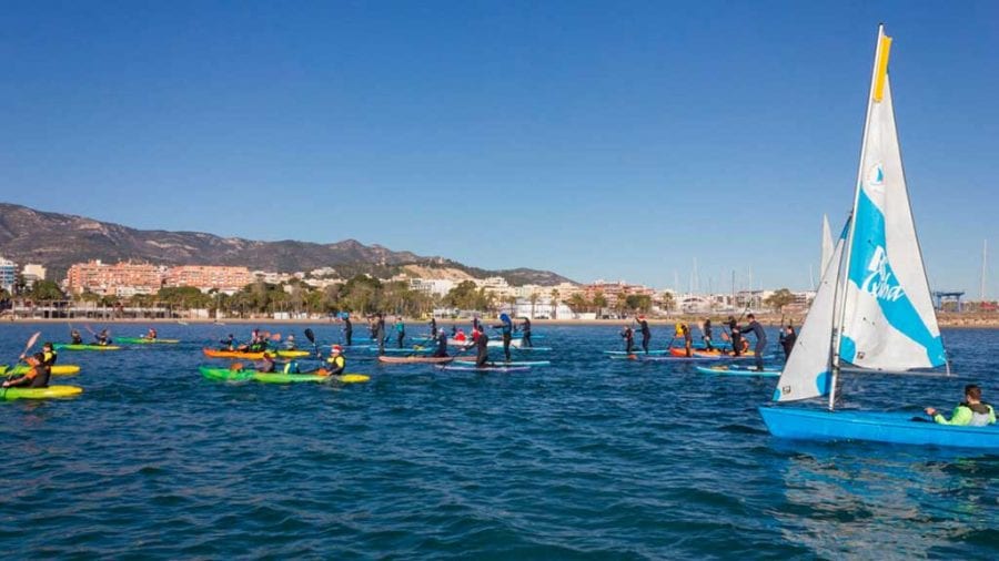 La badia dels Alfacs s’omple de banyistes amb la primera Sant Silvestre Marítima