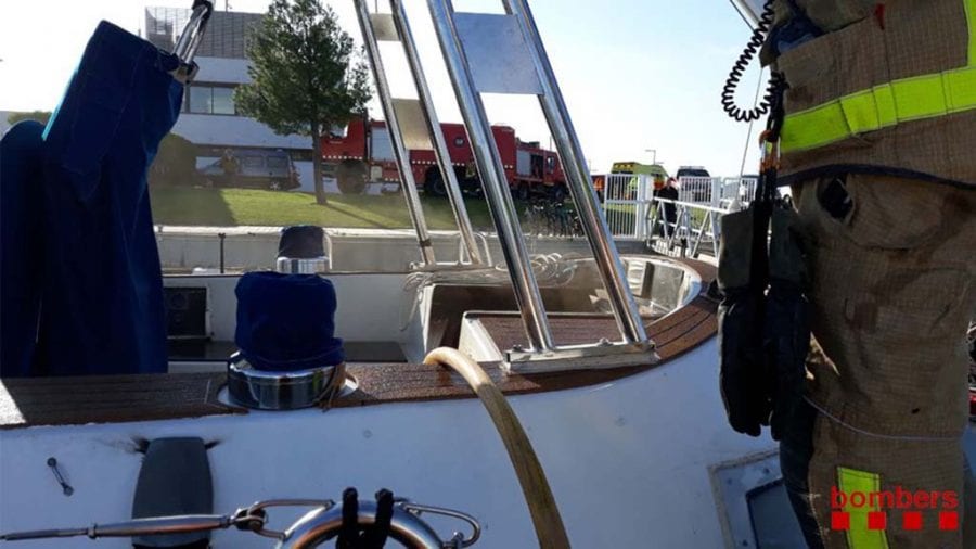 Ensurt al Port Sant Carles Marina de la Ràpita a causa d’un foc a un veler