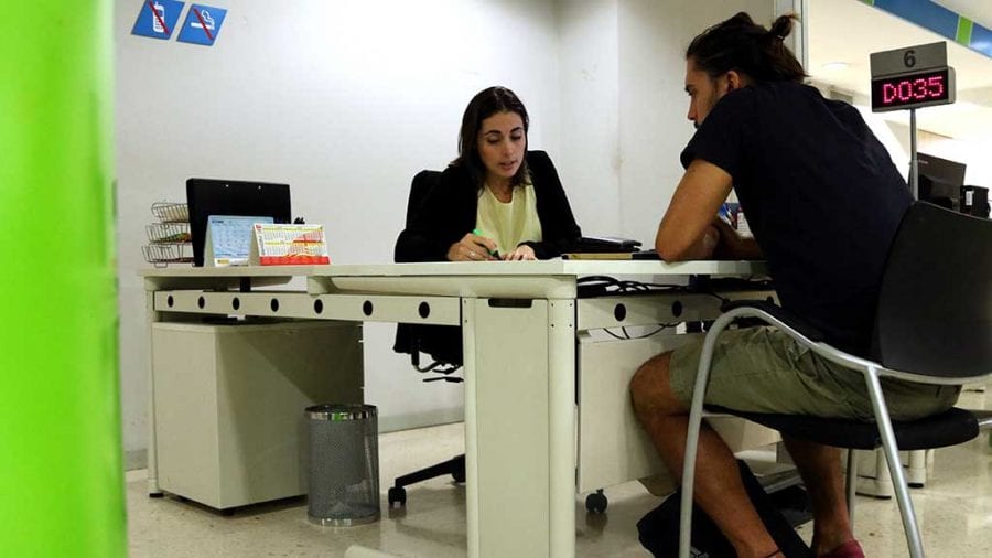 Descens de l’atur d’un sis per cent a Catalunya