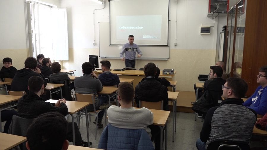 Els estudiants de l’Institut de l’Ebre aprenen a prevenir els ciberatacs