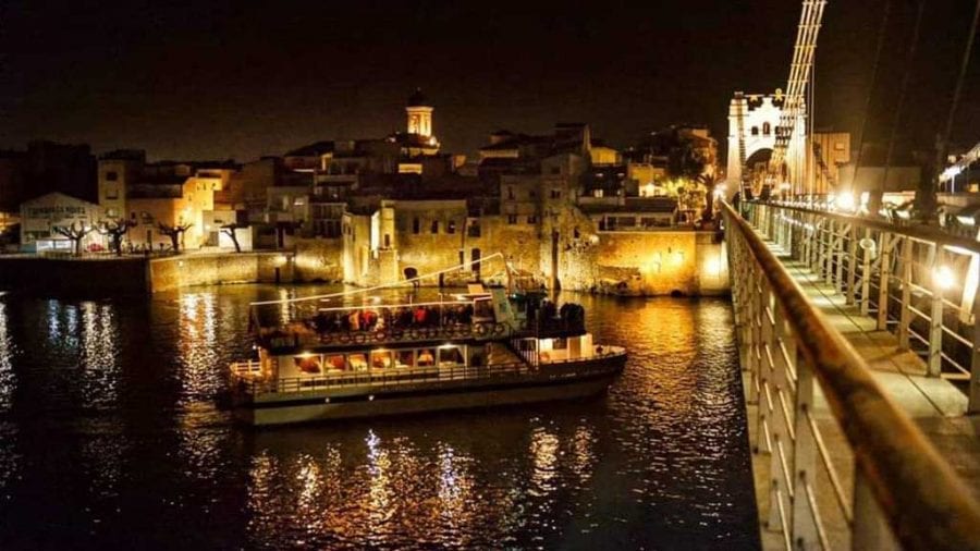 Amposta s’emmiralla en la nova il·luminació de la façana fluvial