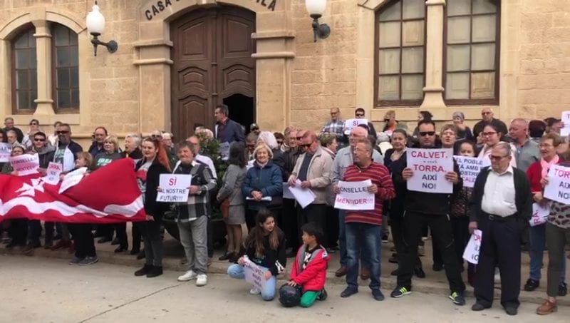 Més d'un centenar de veïns de Riba-roja es manifesten a favor del depòsit de residus. (Cedida)