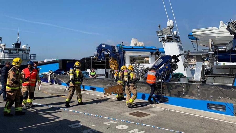 Simulacre d’incendi en una embarcació tonyinera amb un ferit al port de l’Ametlla de Mar