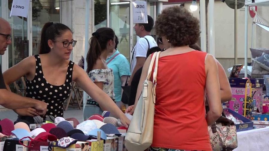 Una vintena de comerços surten al carrer a la Nit d’Escàndol d’Amposta