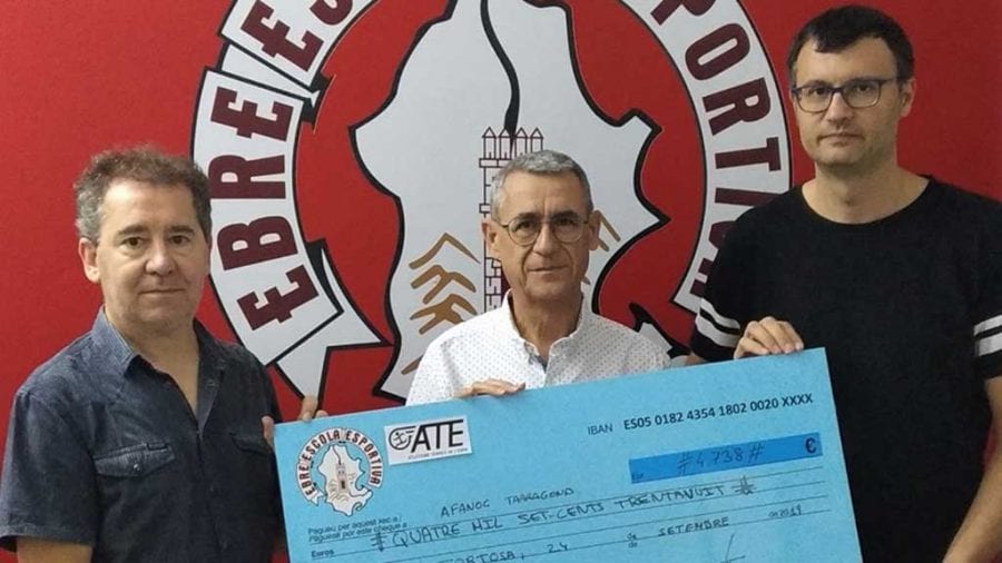 L’Ebre Escola Esportiva i l’ATE entreguen un xec solidari de 4.738 € a favor de la lluita contra el càncer infantil