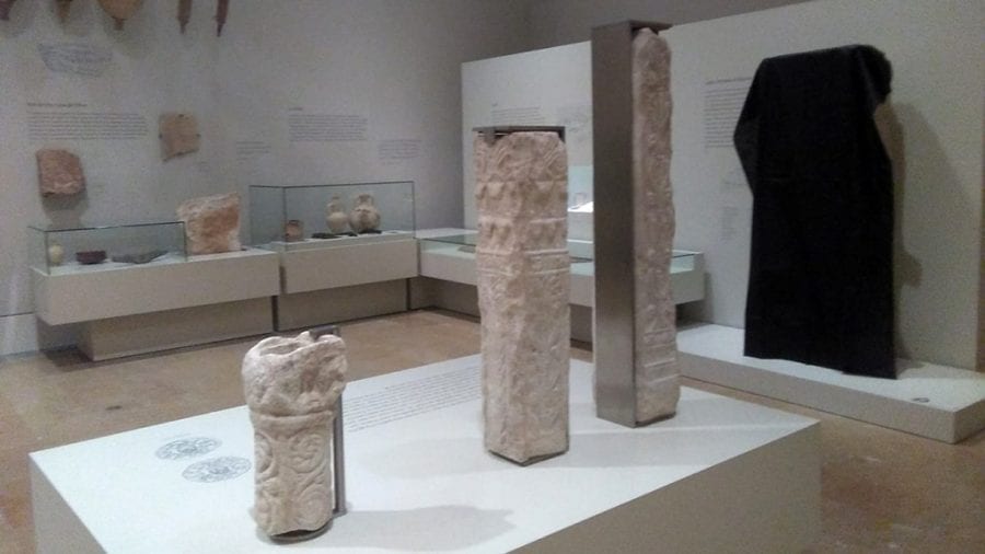 El Museu de Tortosa tapa amb un vel negre la làpida de la nau per protestar contra la sentència del Procés