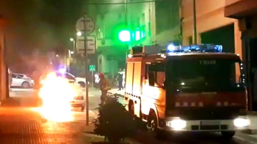 Ràpida intervenció dels bombers per apagar l’incendi d’un cotxe a Ferreries