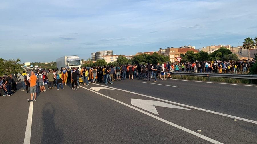 Més d’un centenar de persones tallen l’autopista AP-7 i la N-340 a l’Ampolla