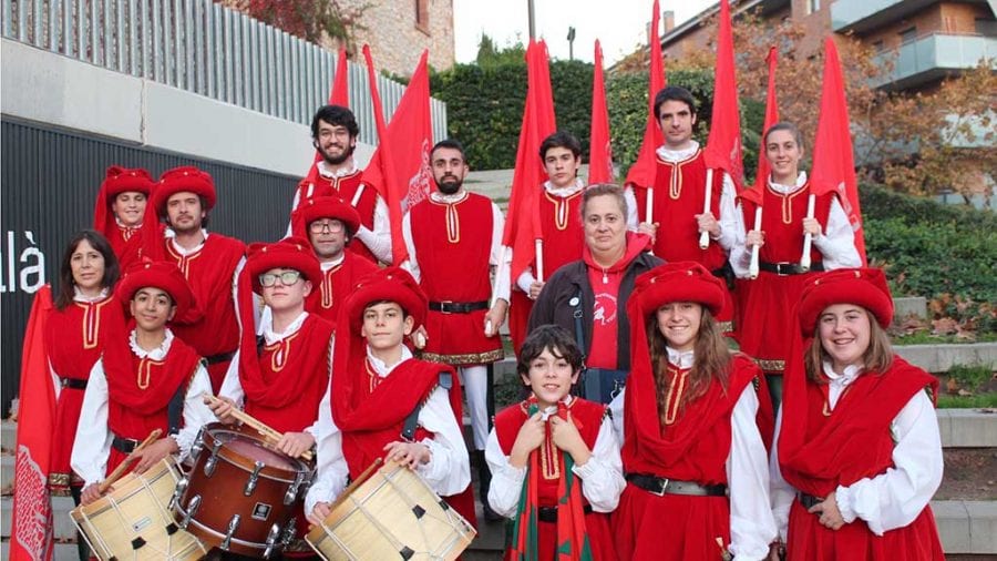 Els abanderats de Tortosa promocionen la Festa del Renaixement a la Fira Medieval de Castelldefels