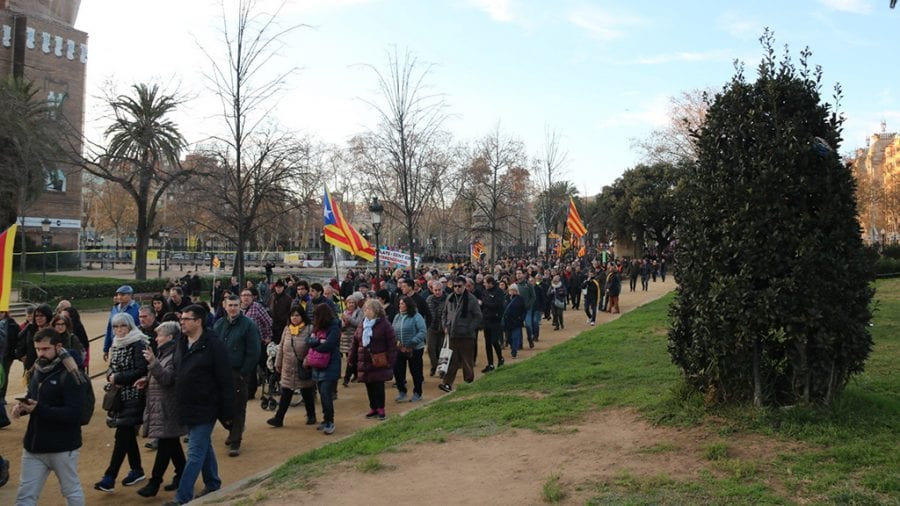 Manifestants entren al Parc de la Ciutadella després de trencar un accés i es concentren davant del Parlament
