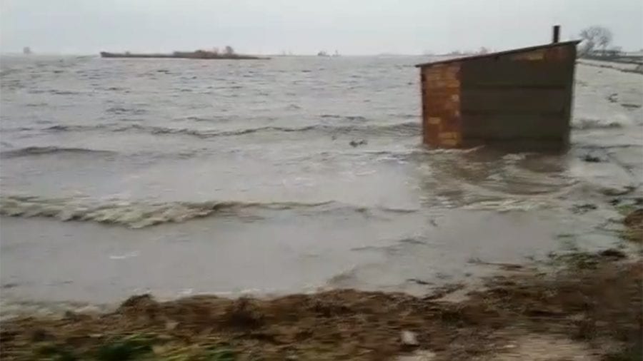 El mar inunda una tercera part dels arrossars de l’hemidelta esquerre de l’Ebre i tota l’illa de Buda