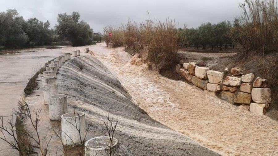 La carretera TP-311 entre Santa Bàrbara i la Sénia, tallada per inundacions a la calçada